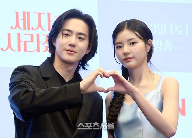 배우 수호(왼쪽)와 홍예지가 12일 서울 마포구 스탠포드호텔에서 열린 MBN 주말 미니시리즈 ‘세자가 사라졌다’ 제작발표회에서 취재진을 향해 포즈를 취하고 있다. ‘세자가 사라졌다’는 왕세자가 세자빈이 될 여인에게 보쌈 당하면서 벌어지는 조선판 로맨스 코미디 드라마로 배우 수호, 홍예지, 명세빈, 김주헌, 김민규 등이 출연한다. 2024. 4. 12. 박진업 기자 upandup@sportsseoul.com