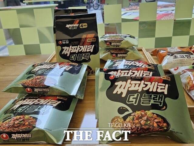 농심은 짜파게티를 건면으로 만들어 칼로리를 줄인 신제품 '짜파게티 더 블랙'을 오는 29일 출시한다고 예고했다. 사진은 '짜파게티 더 블랙' 모형 /성수동=우지수 기자