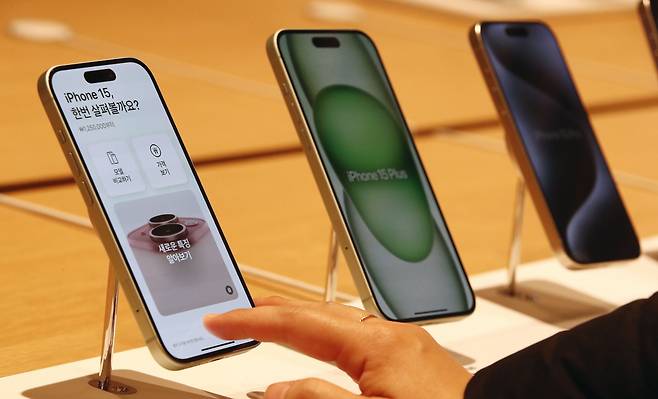 경기도 하남시 스타필드 하남에 새롭게 오픈한 ‘애플 하남’을 찾은 고객이 아이폰15를 살펴보고 있다. /뉴스1