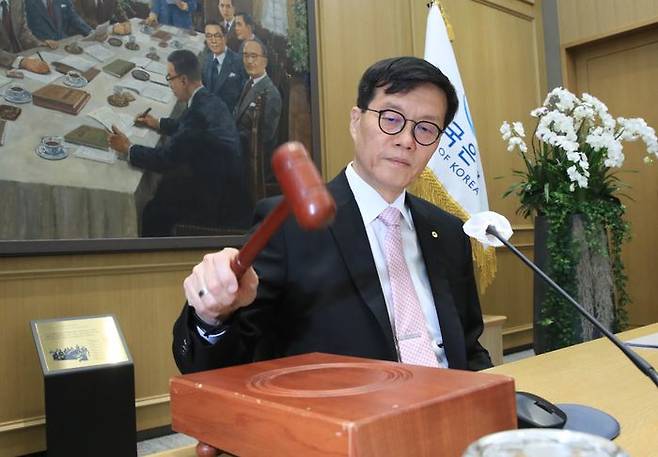 이창용 한국은행 총재가 의사봉을 두드리고 있다.ⓒ한국은행