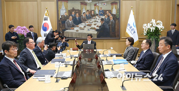 이창용 한국은행 총재가 12일 서울 중구 한국은행에서 열린 금융통화위원회에서 의사봉을 두드리고 있다. [사진=공동취재단]