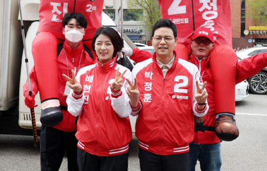 국민의힘 박정훈(오른쪽) 송파구갑, 배현진 송파구을 후보가 지난 4일 오후 서울 송파구 송파여성문화회관 앞에서 풍선인형과 함께 지지를 호소하고 있다. [사진=뉴시스]