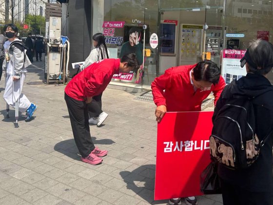 12일 원희룡 후보와 이천수씨가 인천 계양구에서 낙선 인사를 하고 있다. 사진 원희룡 페이스북