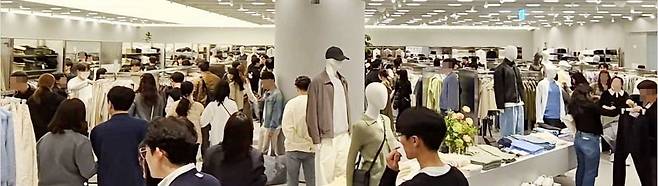 3월 29일 문을 연 무신사 스탠다드 롯데몰 수원점에서 고객들이 쇼핑하고 있는 모습. 사진=무신사