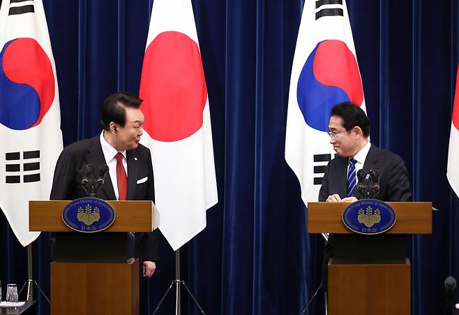 South Korean President Yoon Suk Yeol (left) and Prime Minister Kishida hold a press conference following a summit meeting at the Prime Minister's Office in Tokyo on March 16, 2023. (Prime Minister's Office of Japan)