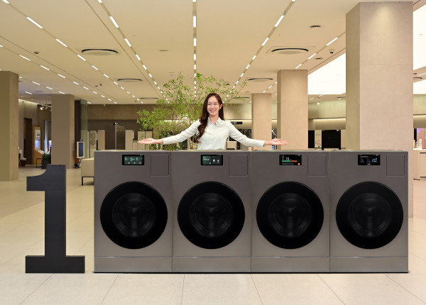 삼성전자는 인공지능(AI) 기술을 접목한 일체형 세탁건조기 ‘비스포크 AI 콤보’를 1만대 넘게 판매했다고 11일 밝혔다. 사진은 삼성전자 모델이 서울 삼성스토어 대치점에서 이 제품을 소개하는 모습. 삼성전자 제공