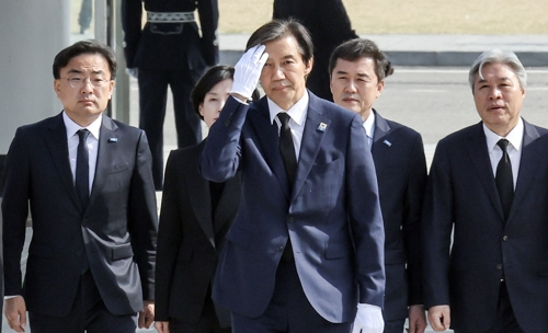 조국 조국혁신당 대표가 12일 오전 비례대표 당선인들과 함께 서울 동작구 국립서울현충원에서 현충탑 참배를 마친 뒤 이동하고 있다. [사진출처=연합뉴스]