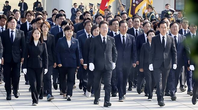 이재명 더불어민주당 대표를 비롯한 지도부와 4·10 총선 당선인들, 더불어민주연합 윤영덕·백승아 공동대표와 당선인들이 12일 서울 동작구 국립현충원을 찾아 순국선열에 참배하고 있다. 2024.4.12 [김호영 기자]