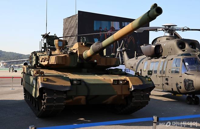 (성남=뉴스1) 구윤성 기자 = 17일 오후 경기도 성남시 서울공항에서 개막한 '2023 서울 항공우주방위산업전시회(ADEX)' 야외전시장에 육군 K2 전차가 전시돼 있다. 2023.10.17/뉴스1  Copyright (C) 뉴스1. All rights reserved. 무단 전재 및 재배포,  AI학습 이용 금지. /사진=(성남=뉴스1) 구윤성 기자