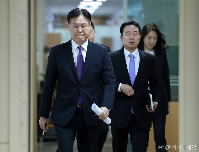 (서울=뉴스1) 오대일 기자 = 이관섭 대통령비서실장이 11일 용산 대통령실 청사 브리핑룸에서 22대 총선 결과와 관련한 윤석열 대통령의 메시지를 발표하기 위해 이도운 홍보수석, 김수경 대변인과 함께 입장하고 있다. 이날 한덕수 국무총리와 이관섭 비서실장, 성태윤 정책실장 및 수석비서관 전원이 총선 참패에 대한 책임을 지고 사의를 표명했다. 2024.4.11/뉴스1 Copyright (C) 뉴스1. All rights reserved. 무단 전재 및 재배포, AI학습 이용 금지. /사진=(서울=뉴스1) 오대일 기자