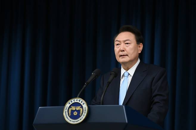 윤석열 대통령이 이르면 다음주에 총선에서 여당이 패배한 것에 대한 입장을 밝힐 검토하고 있다. 사진은 윤 대통령이 지난 1일 서울 용산 대통령실에서 대국민 담화 '국민께 드리는 말씀'을 발표하는 모습. /사진=뉴시스(대통령실 제공)