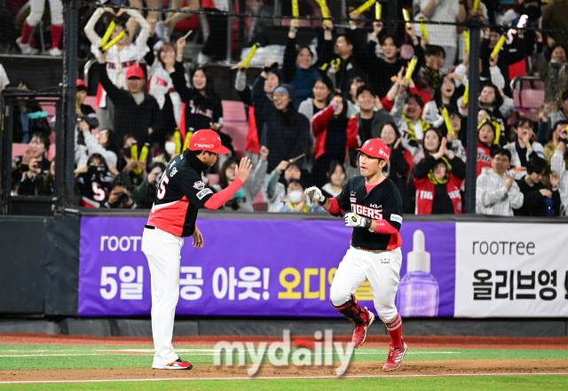 2024년 4월 3일 오후 경기도 수원KT위즈파크에서 '2024 신한 SOL Bank KBO리그' KIA 타이거즈와 KT 위즈의 경기가 열렸다. KIA 서건창이 4회초 2사 1루서 2점 홈런을 친 뒤 기뻐하고 있다./마이데일리