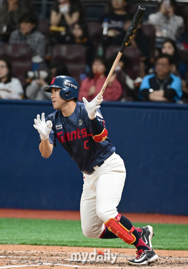 2024년 4월 12일 오후 서울고척스카이돔에서 '2024 신한 SOL Bank KBO리그' 롯데 자이언츠와 키움 히어로즈의 경기가 열렸다. 롯데 전준우가 7회초 무사 1.2루서 1타점 적시타를 치고 있다./고척 = 유진형 기자 zolong@mydaily.co.kr