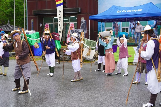 보부상들의 애환을 이야기로 엮은  울진군 십이령 등금쟁이 축제모습 (울진군 제공)