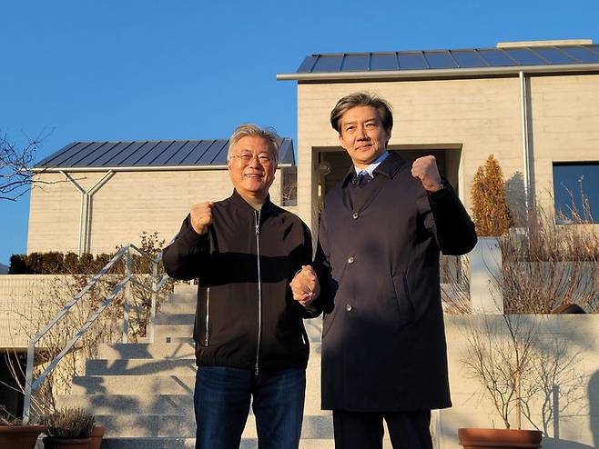 [서울=뉴시스] 추상철 기자 = 조국 전 법무부 장관이 지난 2월12일 경남 양산 평산마을에서 문재인 전 대통령을 예방하고 있다. (사진= 조국 전 장관 제공) 2024.02.13. photo@newsis.com *재판매 및 DB 금지