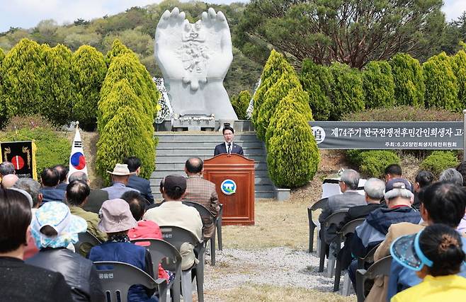 12일 고창군 공음면 선산마을 위령탑광장에서 열린 제74주기 6.25양민희생자 합동위령제, 심덕섭 군수가 인사말을 하고 있다. *재판매 및 DB 금지