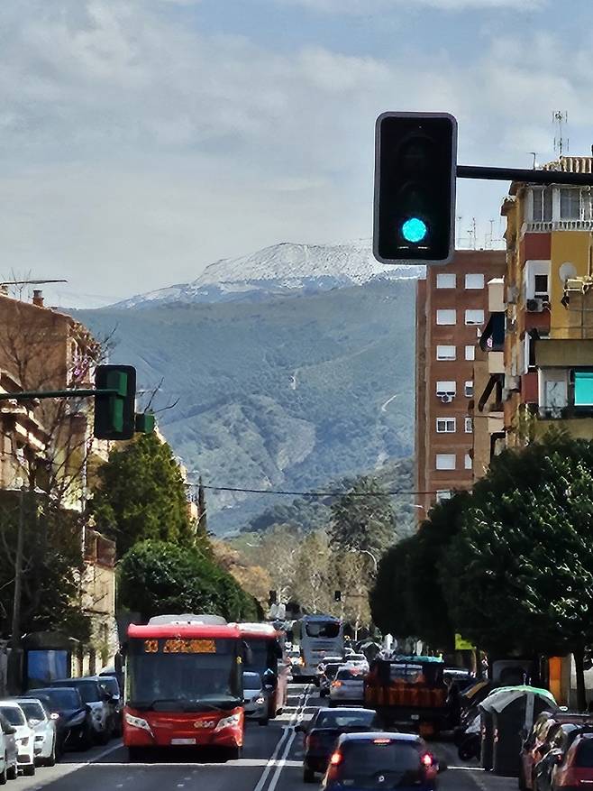 시에라 네바다 산맥과 그라나다 시내 모습&nbsp;&nbsp;필자 제공