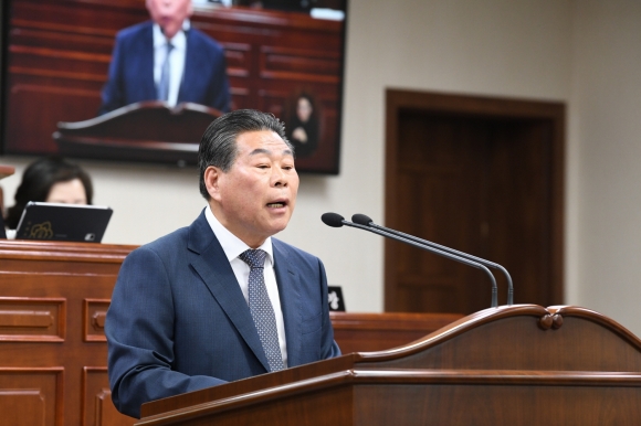 강형구 순천시의원이 제276회 임시회 제1차 본회의에서 전남권 국립 의과대학을 순천에 유치할 것을 촉구하고 있다.