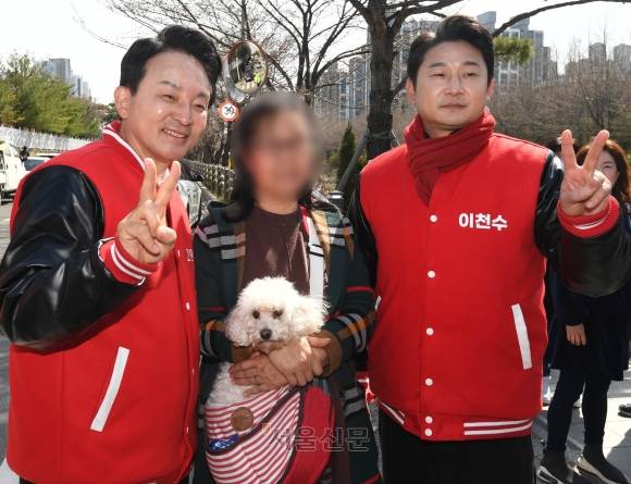 지지자 만난 원희룡-이천수 - 제22대 총선 인천 계양구을에 국민의힘 원희룡 후보와 이천수 후원회장이 31일 오후 인천 계양구 서운동성당 앞에서 지지자들과 기념촬영 하고 있다.2024. 3. 31 홍윤기 기자