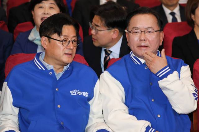 더불어민주당 김부겸 상임공동선거대책위원장과 홍익표 원내대표가 지난 10일 오후 서울 여의도 국회 의원회관에 마련된 제22대 국회의원선거 개표상황실에서 출구조사 결과를 보며 대화를 하고 있다.