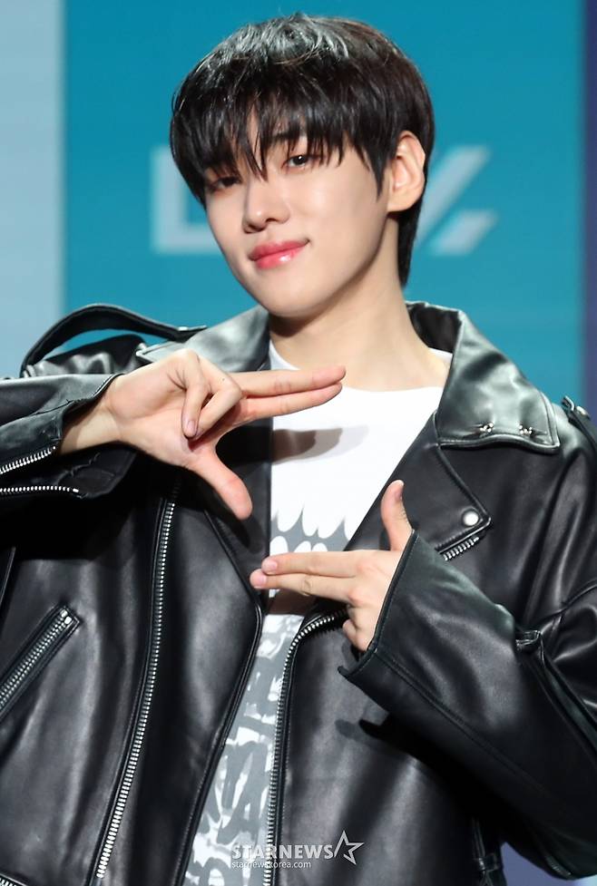 그룹 DKZ 재찬이 12일 오후 서울 강남구 일지하트홀에서 미니 2집 ‘REBOOT’(리부트)를 발매 기념 쇼케이스를 열고 포즈를 취하고 있다.  DKZ는 전작 ‘CHASE EPISODE 3. BEUM’(체이스 에피소드 3. 비움) 공개 이후 약 1년 6개월 만의 컴백으로, 나만의 행복을 찾아가는 DKZ의 새로운 모험을 그린다. 2024.04.12 /사진=임성균