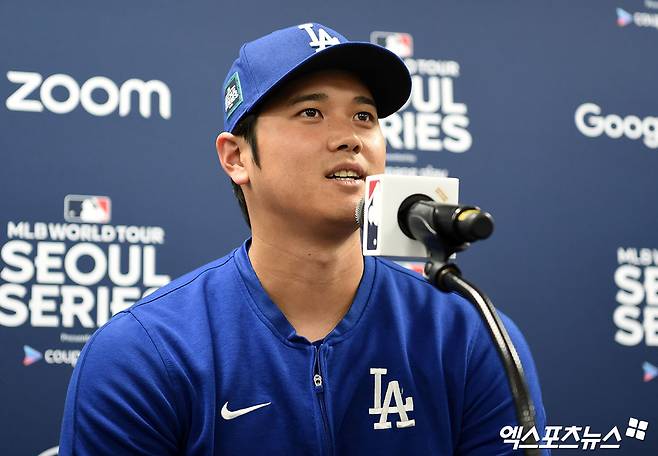 불법 도박 채무를 갚기 위해 미국프로야구(MLB) 슈퍼스타 오타니 쇼헤이 돈에 손을 댔다가 해고된 통역사 미즈하라 잇페이가 미국 연방 검찰에 의해 은행 사기 혐의로 기소됐다. 연방 검사 마틴 에스트라다는 11일 미즈하라가 자신의 스포츠 도박 비용을 지불하기 위해 오타니의 은행 계좌에서 1600만 달러(약 219억원) 이상을 절취했고, 오타니의 은행 계좌에 접근하기 위해 은행 측에 거짓말을 했다며 미즈하라를 기소했다고 밝혔다. 조사 과정에서 오타니에 대한 별다른 혐의점은 나오질 않았다. 지난달 서울시리즈에서 오타니가 기자회견에 응하는 모습이다. 엑스포츠뉴스DB