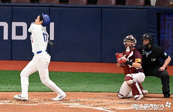 불법 도박 채무를 갚기 위해 미국프로야구(MLB) 슈퍼스타 오타니 쇼헤이 돈에 손을 댔다가 해고된 통역사 미즈하라 잇페이가 미국 연방 검찰에 의해 은행 사기 혐의로 기소됐다. 연방 검사 마틴 에스트라다는 11일 미즈하라가 자신의 스포츠 도박 비용을 지불하기 위해 오타니의 은행 계좌에서 1600만 달러(약 219억원) 이상을 절취했고, 오타니의 은행 계좌에 접근하기 위해 은행 측에 거짓말을 했다며 미즈하라를 기소했다고 밝혔다. 조사 과정에서 오타니에 대한 별다른 혐의점은 나오질 않았다. 지난달 서울시리즈에서 오타니가 헛스윙하는 모습이다. 엑스포츠뉴스DB