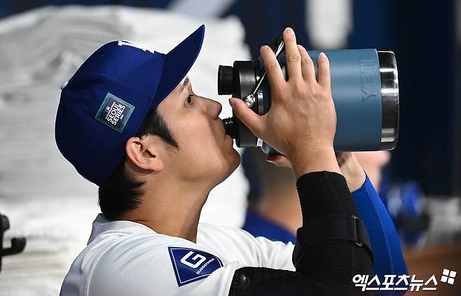 불법 도박 채무를 갚기 위해 미국프로야구(MLB) 슈퍼스타 오타니 쇼헤이 돈에 손을 댔다가 해고된 통역사 미즈하라 잇페이가 미국 연방 검찰에 의해 은행 사기 혐의로 기소됐다. 연방 검사 마틴 에스트라다는 11일 미즈하라가 자신의 스포츠 도박 비용을 지불하기 위해 오타니의 은행 계좌에서 1600만 달러(약 219억원) 이상을 절취했고, 오타니의 은행 계좌에 접근하기 위해 은행 측에 거짓말을 했다며 미즈하라를 기소했다고 밝혔다. 조사 과정에서 오타니에 대한 별다른 혐의점은 나오질 않았다. 사진은 지난달 서울시리즈에서 오타니가 휴식을 취하는 모습이다. 엑스포츠뉴스DB