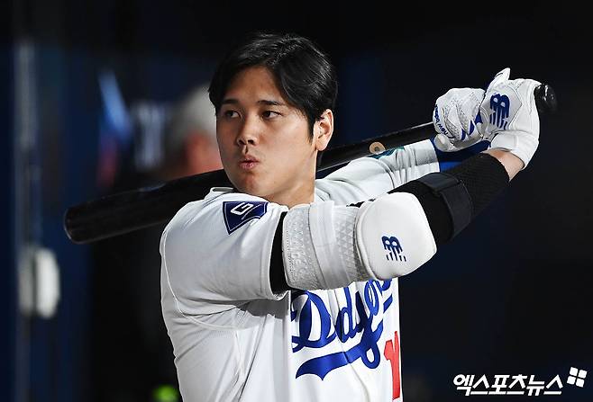 불법 도박 채무를 갚기 위해 미국프로야구(MLB) 슈퍼스타 오타니 쇼헤이 돈에 손을 댔다가 해고된 통역사 미즈하라 잇페이가 미국 연방 검찰에 의해 은행 사기 혐의로 기소됐다. 연방 검사 마틴 에스트라다는 11일 미즈하라가 자신의 스포츠 도박 비용을 지불하기 위해 오타니의 은행 계좌에서 1600만 달러(약 219억원) 이상을 절취했고, 오타니의 은행 계좌에 접근하기 위해 은행 측에 거짓말을 했다며 미즈하라를 기소했다고 밝혔다. 조사 과정에서 오타니에 대한 별다른 혐의점은 나오질 않았다. 사진은 미즈하라 사건이 터진 뒤 열린 지난달 21일 서울시리즈 2차전에서 오타니가 배트를 휘두르는 모습이다. 엑스포츠뉴스DB