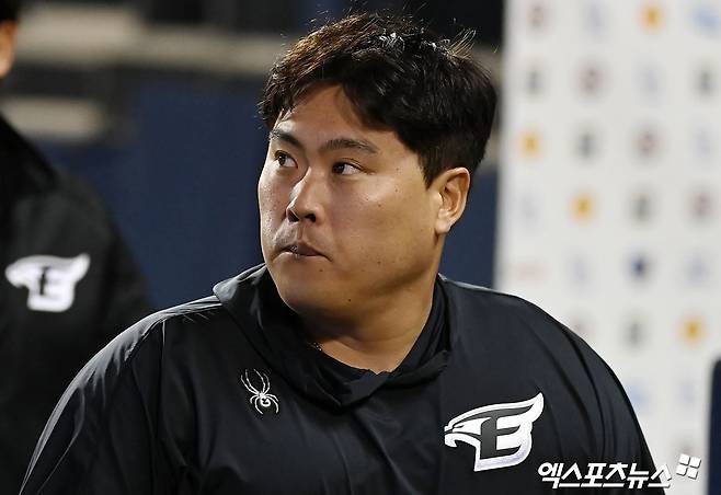 한화 이글스 좌완투수 류현진이 11일 서울 잠실야구장에서 열린 2024 신한 SOL Bank KBO리그 두산 베어스와의 원정경기에서 승리한 뒤 관중석을 바라보고 있다. 류현진은 이날 6이닝 1피안타 2볼넷 8탈삼진 무실점으로 호투해 선발승을 챙겼다. 팀의 5연패를 끊어내고 KBO리그 복귀 첫 승 및 개인 통산 99승째를 완성했다. 잠실, 김한준 기자