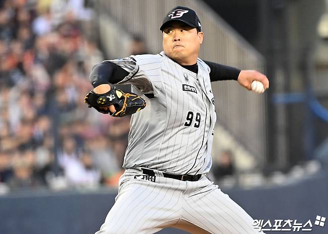 한화 이글스 좌완투수 류현진이 11일 서울 잠실야구장에서 열린 2024 신한 SOL Bank KBO리그 두산 베어스와의 원정경기에 선발 등판해 투구하고 있다. 류현진은 이날 6이닝 1피안타 2볼넷 8탈삼진 무실점으로 호투해 선발승을 챙겼다. 팀의 5연패를 끊어내고 KBO리그 복귀 첫 승 및 개인 통산 99승째를 완성했다. 잠실, 김한준 기자