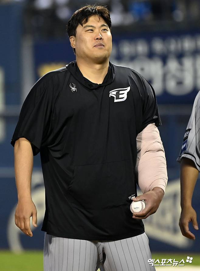 한화 이글스 좌완투수 류현진이 11일 서울 잠실야구장에서 열린 2024 신한 SOL Bank KBO리그 두산 베어스와의 원정경기에서 승리한 뒤 웃으며 관중석을 바라보고 있다. 류현진은 이날 6이닝 1피안타 2볼넷 8탈삼진 무실점으로 호투해 선발승을 챙겼다. 팀의 5연패를 끊어내고 KBO리그 복귀 첫 승 및 개인 통산 99승째를 완성했다. 잠실, 김한준 기자