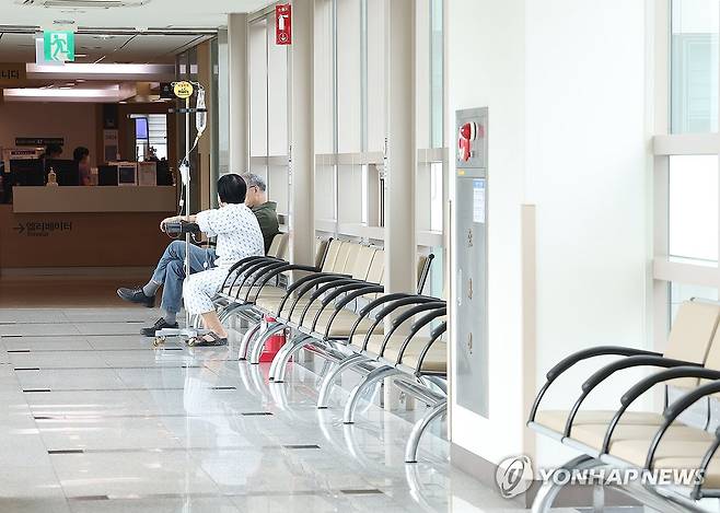 이어지는 의정갈등…정상화는 언제? 11일 오전 서울 한 대학병원에서 한 환자가 의자에 앉아 있다. [연합뉴스 자료사진]