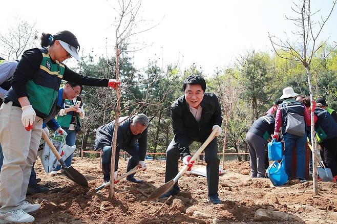 주민들과 함께 나무를 심고 있는 박준희 구청장 [관악구 제공. 재판매 및 DB 금지]