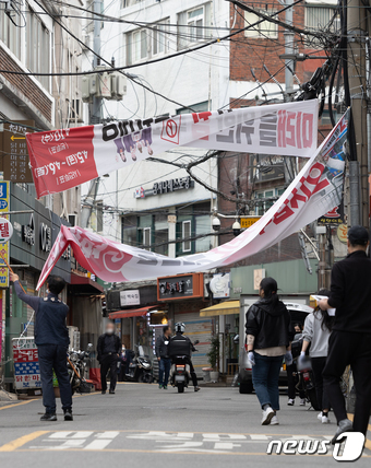 11일 오전 서울 종로구 흥인지문 일대에서 종로구청 관계자들이 제22대 국회의원선거 현수막을 철거하고 있다. 2024.4.11/뉴스1 ⓒ News1 이재명 기자