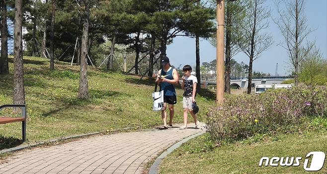13일 낮 12시께 찾은 인천시 서구 청라호수공원. 이날 불현듯 찾아온 더위에 박 모씨가 민소매 차림으로 공원을 다니고 있다. 2024.04.13.이시명기자