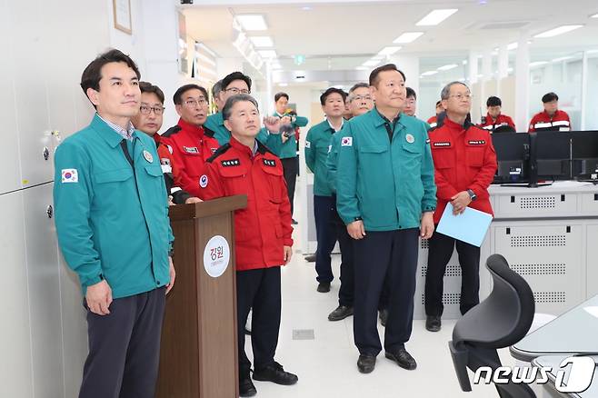 강원도산불방지센터 점검하는 김진태 강원특별자치도지사.(강원도 제공)/뉴스1