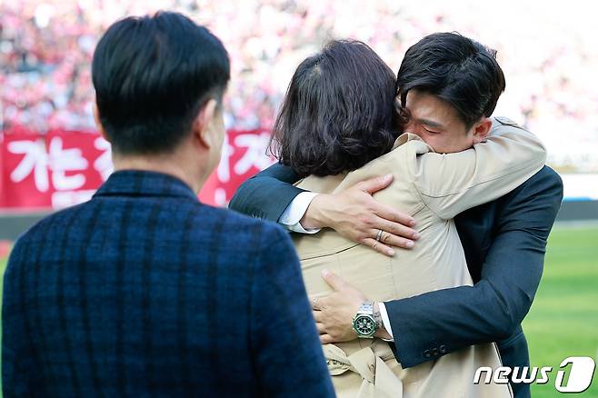 FC서울 원클럽맨 고요한이 13일 오후 서울 마포구 월드컵경기장에서 열린 은퇴식에서 어머니와 포옹하며 눈물을 흘리고 있다. 서울은 고요한의 공로를 인정해 고요한의 등번호인 13번을 영구결번 하기로 했는데, 이는 서울 구단의 첫 영구결번이다. 2024.4.13/뉴스1 ⓒ News1 안은나 기자