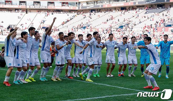 13일 오후 서울 마포구 월드컵경기장에서 열린 '프로축구 하나은행 K리그1 2024 7라운드' FC서울과 포항 스틸러스의 경기에서 4-2로 승리를 거둔 포항 선수들이 기뻐하고 있다. 2024.4.13/뉴스1 ⓒ News1 안은나 기자