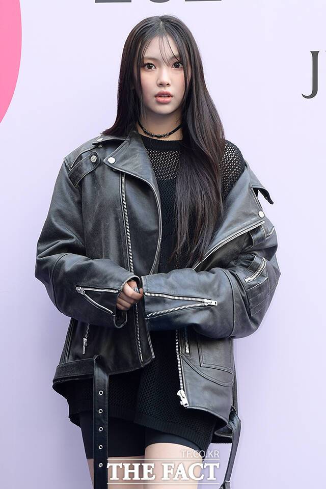 뉴진스 혜인이 발등 미세골절로 활동을 중단한다. /서예원 기자