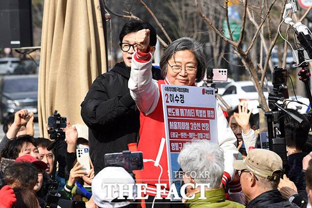 국민의힘 한동훈 전 비상대책위원장(왼쪽)과 이수정 경기 수원정 후보가 지난 7일 오후 경기도 수원시 영통구청사거리를 방문해 시민들에게 인사하는 모습. /남용희 기자