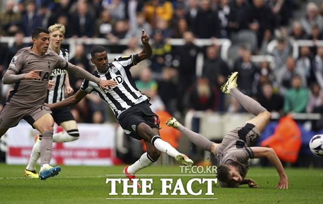 멀티골을 터뜨리며 뉴캐슬의 4-0 대승을 이끈 알렉산더 이삭의 슈팅 장면./뉴캐슬=AP.뉴시스