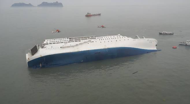 2014년 4월 16일, 전날 밤 인천을 떠나 제주로 향하던 청해진해운 소속 여객선 세월호가 전남 진도군 인근 해상 맹골수도에서 좌초했다. 전복된 세월호는 곧 침몰했다. 이 사고로 승선자 476명 중 304명이 사망(미수습자 5명 포함)했다. /조선일보DB