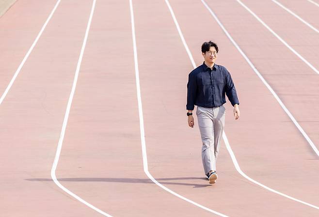 박준호씨가 종종 달리는 동탄 체육공원의 트랙 위에 섰다. 그는 “매년 4월16일 세월호 현장인 진도 팽목항을 찾고, 8월엔 목함지뢰 용사 8명이 모임을 갖는다”며 “아픔 겪은 사람들에게 순수한 관심을 갖는 사회가 됐으면 한다”고 말했다. /장은주 영상미디어 기자