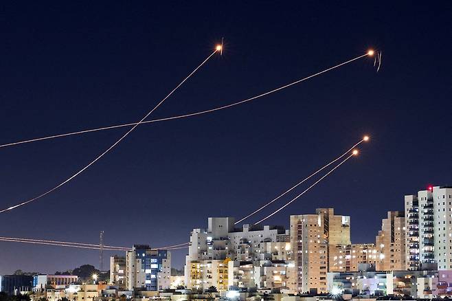 지난 1월 15일(현지 시각) 이스라엘 아슈켈론에서 이스라엘과 팔레스타인 무장정파 하마스 사이 갈등이 계속되는 가운데 방공 시스템이 미사일을 요격하고 있다. /로이터 연합뉴스