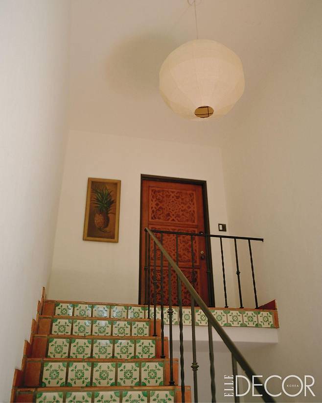 현관에서 2층으로 올라오는 계단에 깔린 스패니시 타일과 장식적인 문은 오리지널 그대로 보존했다.