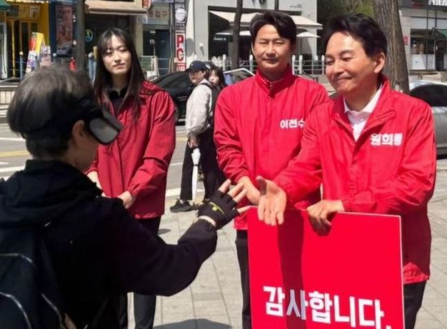 인천 계양을 주민들에게 감사 인사를 하고 있는 원희룡 국민의힘 후보와 후원회장 이천수씨 / 원 후보 페이스북 갈무리