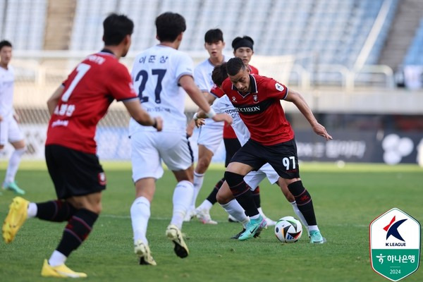 바사니(오른쪽, 부천FC1995). 한국프로축구연맹 제공