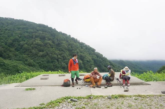 시로우마산을 오르는 사람들.