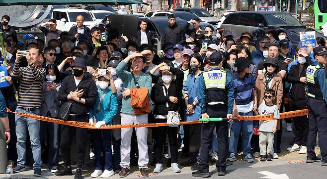 7일 오후 서울 양재역 12번출구 앞에서 열린 민주당 선거유세를 바라보는 시민들. 한겨레 김경호 선임기자 jijae@hani.co.kr